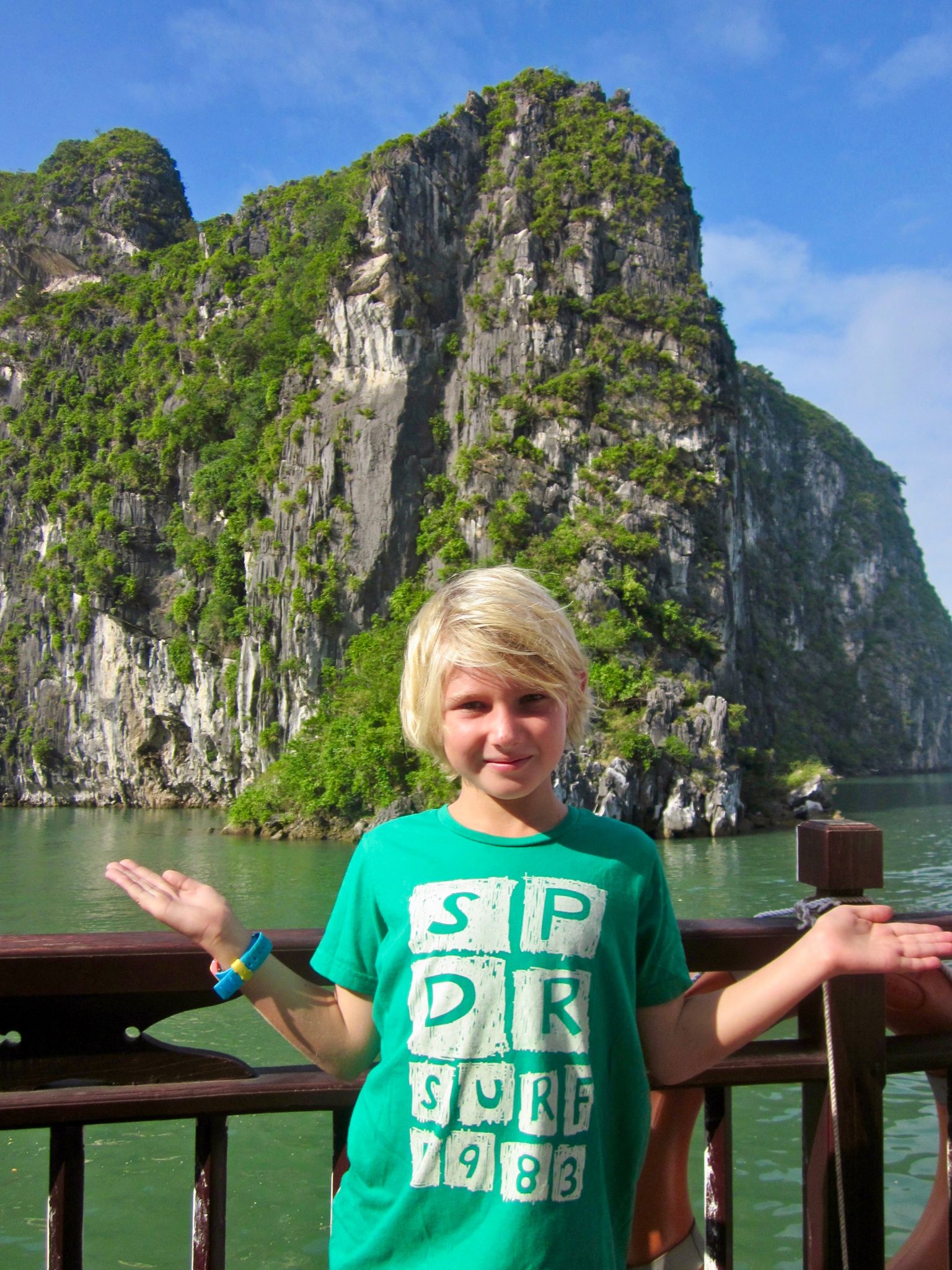 Travel with kids and visit halong bay